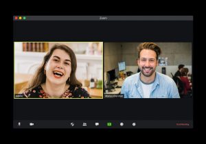 hombre y mujer en videoconferencia