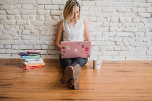 una mujer escribiendo en su computadora