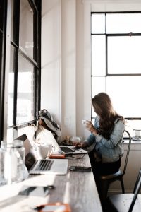 mujer usando herramientas martech